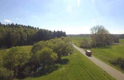 Drohnenaufnahme LKW auf Landstraße (Standbild aus Imagefilm)
